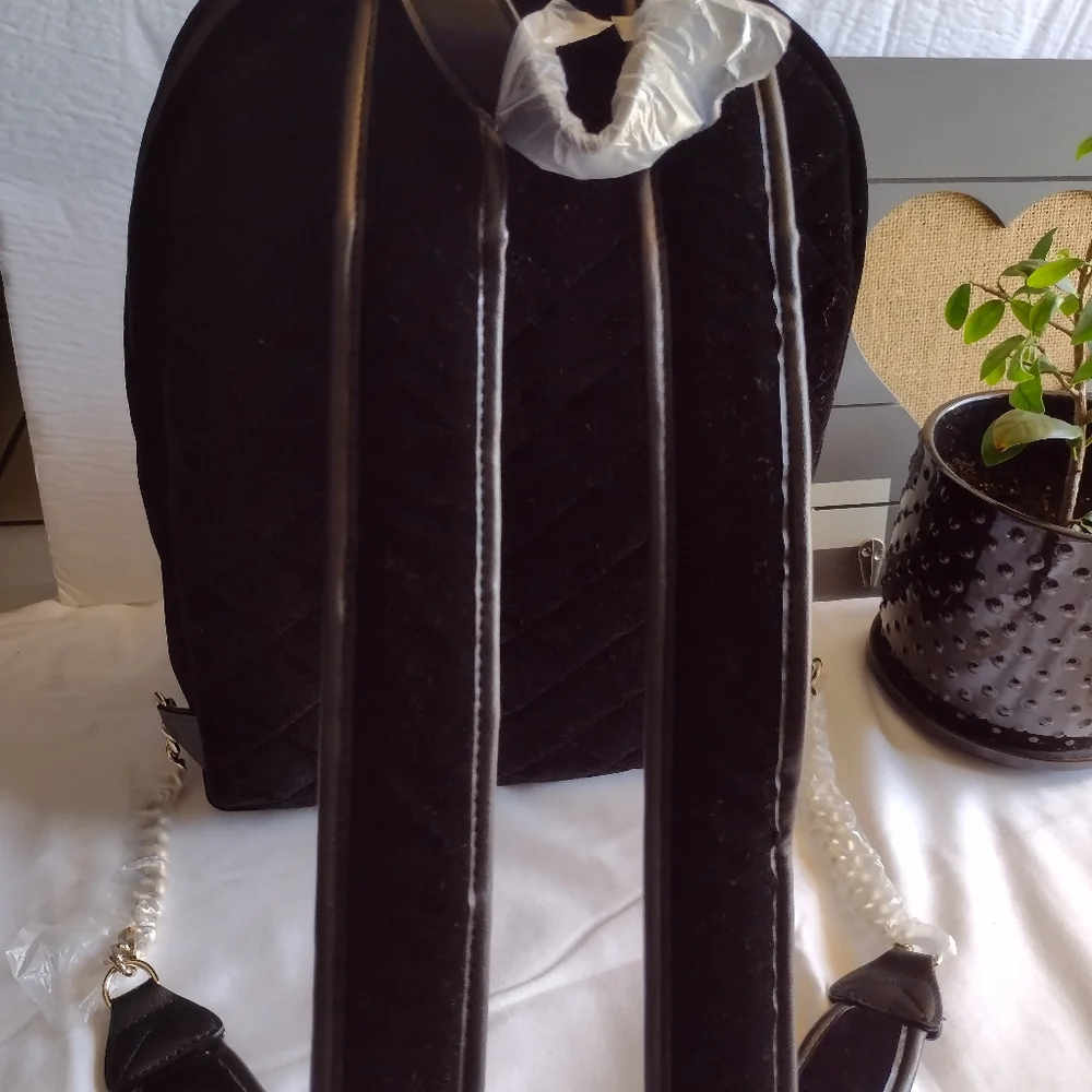 New VICTORIA SECRET VELVET LARGE BACKPACK BLACK. - Picture 3 of 3